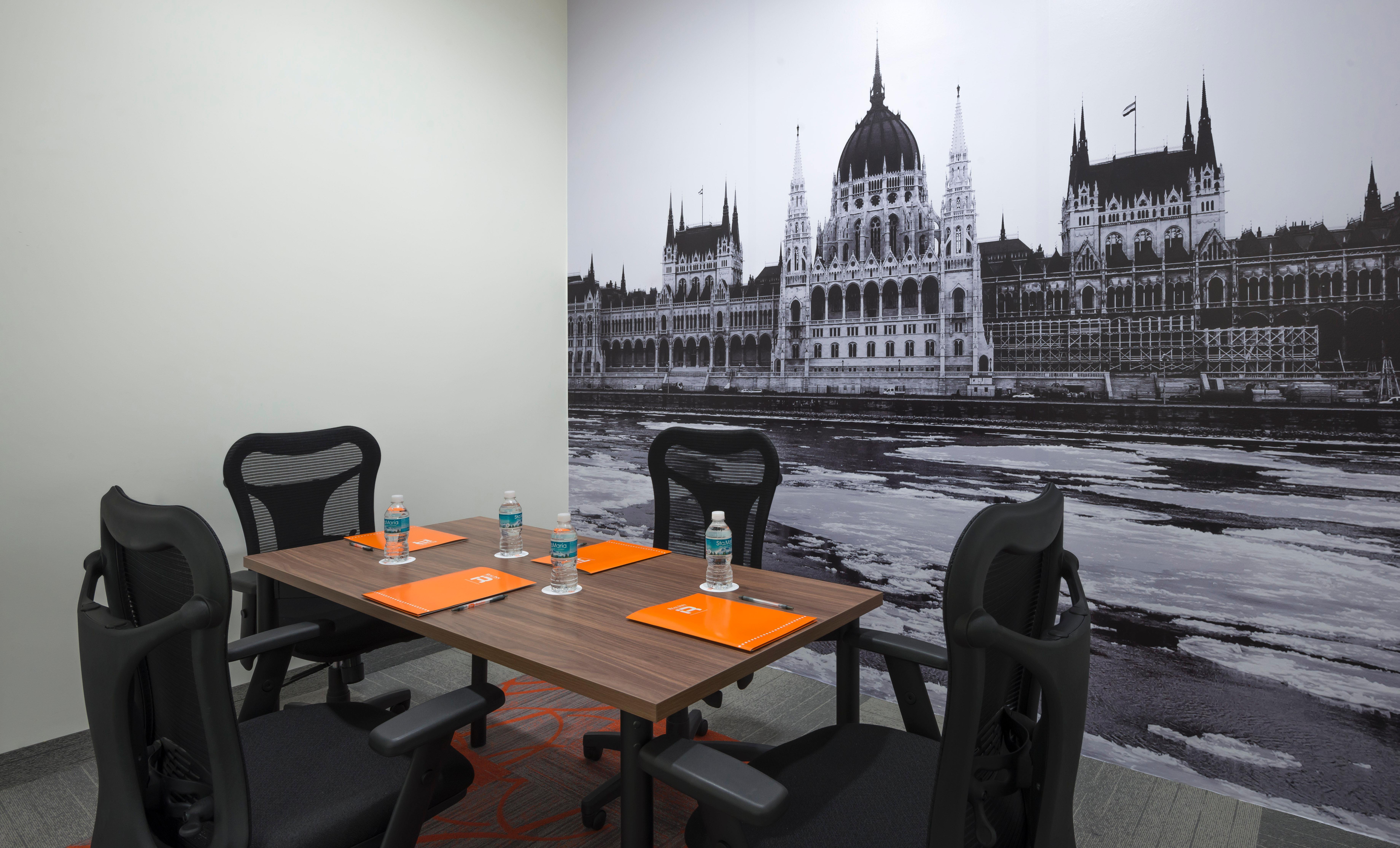 Real Inn Tijuana By Camino Real Hoteles Extérieur photo A meeting room at the Budapest Business Center